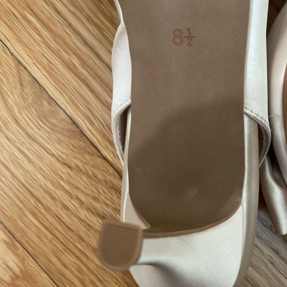 Seychelles Ivory Satin Bow Kitten Heels - Picture 6 of 9